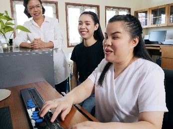 A student who is vision impaired using a computer. 